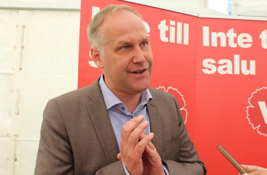 Jonas Sjöstedt (V) öppnar för elever i skolans styrelse