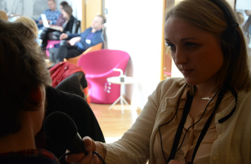 Desirée Widell gör radiointervjuer. Foto: Sandra Rönnsved