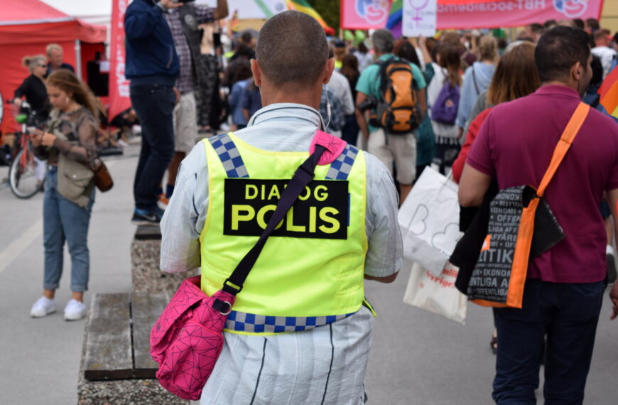 Förorten kan läka sig själv – hjälp till med dialogpoliser