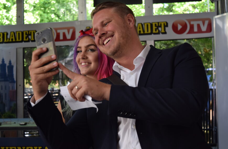 ”Vi är en regnbågsrevolution!” – Ung Press träffar Linnéa Claeson