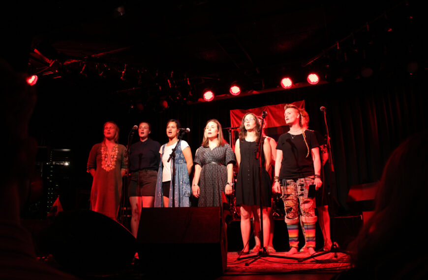 Feministiska kören gör om banala popdängor till slagkraftiga kampsånger