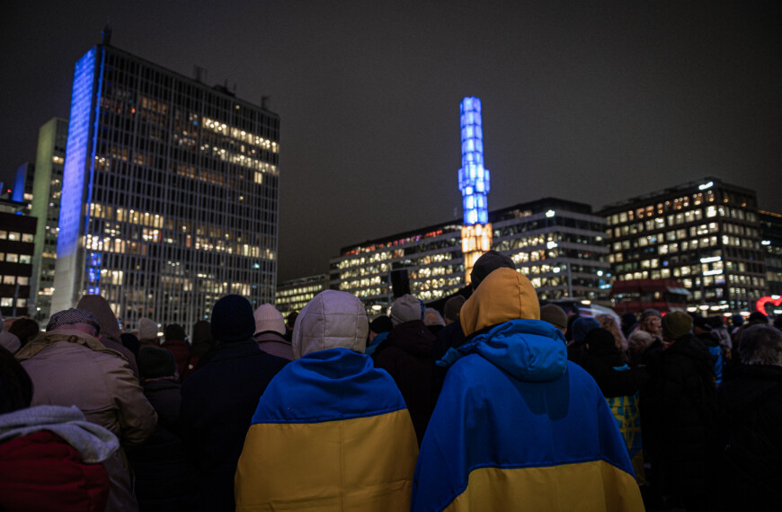 Tre år sedan invasionen – Flera hundra samlades på Sergels Torg för Ukraina