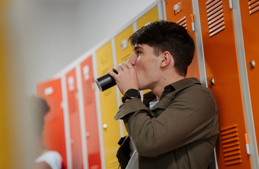 Nu kan energidryck få en åldersgräns – påverkar ungdomars sömn