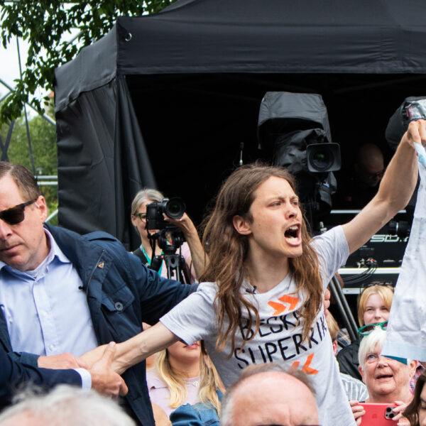 Aktivist störde Liberalernas partiledartal – “Klimatkrisen dödar, beskatta superrika”