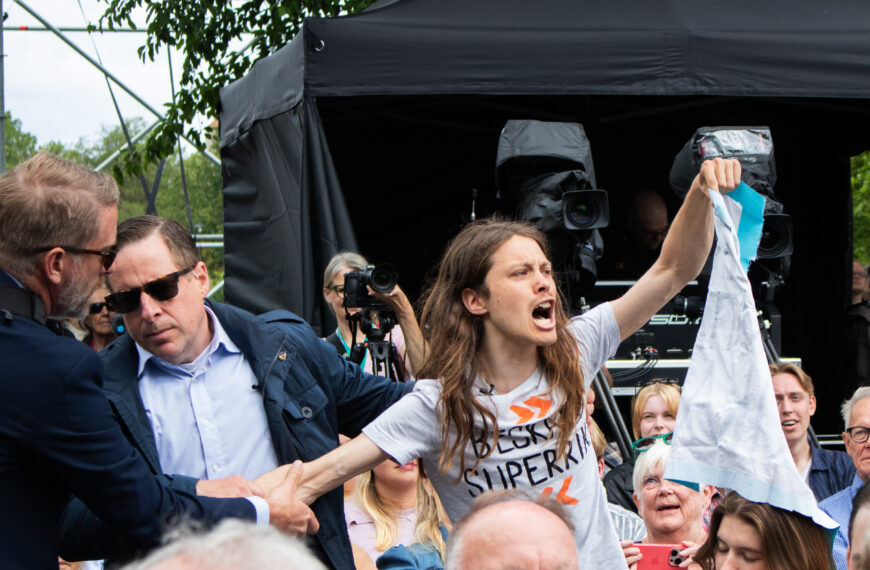 Aktivist störde Liberalernas partiledartal – “Klimatkrisen dödar, beskatta superrika”