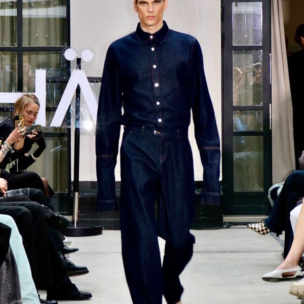 Modeller går barfota i denim och kurerade H’n på Stockholm Fashion Week 2025. HÄN Finland: där mode säger mer än ord