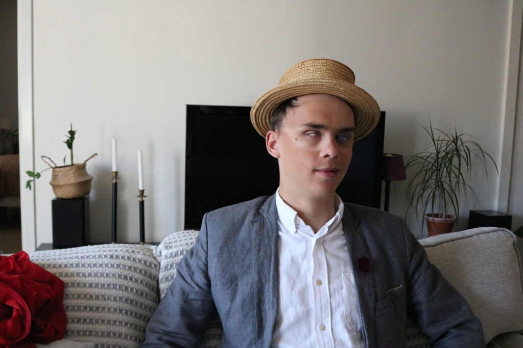 Viktor Sundberg, 20, trivs i sin gamla stil. När Ung Press träffar honom bär han vit skjorta, grå kavaj och halmhatt.