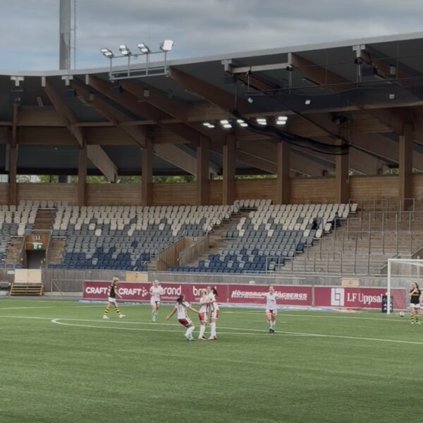 Lisa Andersson bevakade matchen mellan IK Uppsala och AIK på slutet av maj. På bilden syns en fotbollsplan där spelare spelar mot varandra.