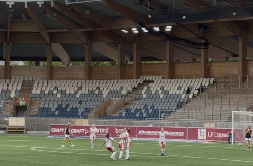 Lisa Andersson bevakade matchen mellan IK Uppsala och AIK på slutet av maj. På bilden syns en fotbollsplan där spelare spelar mot varandra.