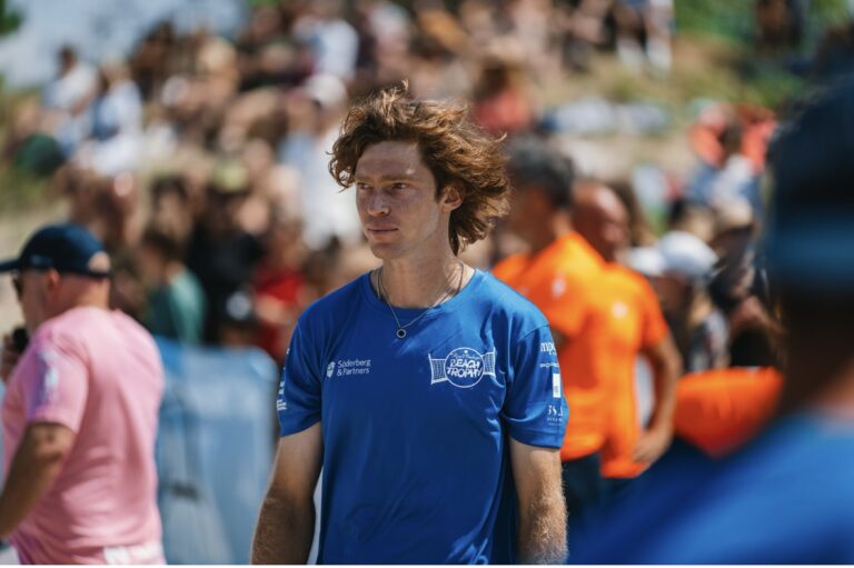 Andrej Rubljov är en rysk tennisspelare som återvänder till Nordea Open för fjärde gången. Han har på sig en blå t-shirt, brunt hår och har sin blick över tennisbanan medan publiken är bakom honom.
