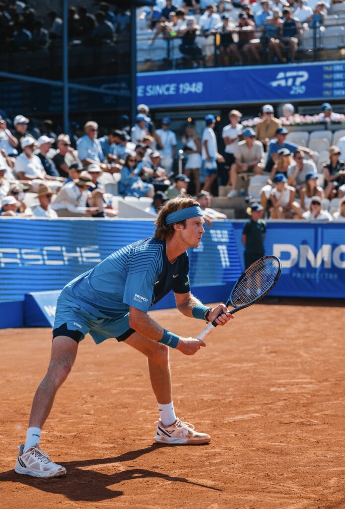 Den ryska tennisspelaren Andrej Rubljov kände sig i bättre form än någonsin under tennisveckan i Båstad. Han håller tennisracket i ena handen, och står i en skarp startposition.