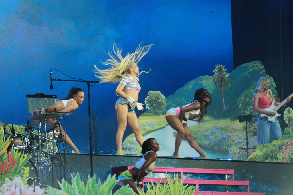 Zara Larsson uppträdde på Flamingoscenen under torsdagen på Way Out West. På scenen dansar hon för fullt. Foto: Anton Duvemar