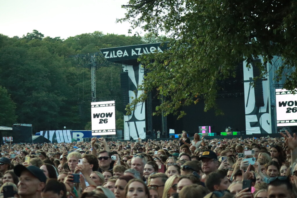 Konserten öppnade med ”Midnight Sun”, ett väntat men träffsäkert val som direkt satt tonen för kvällen, och fick publiken att jubla. Foto: Anton Duvemar